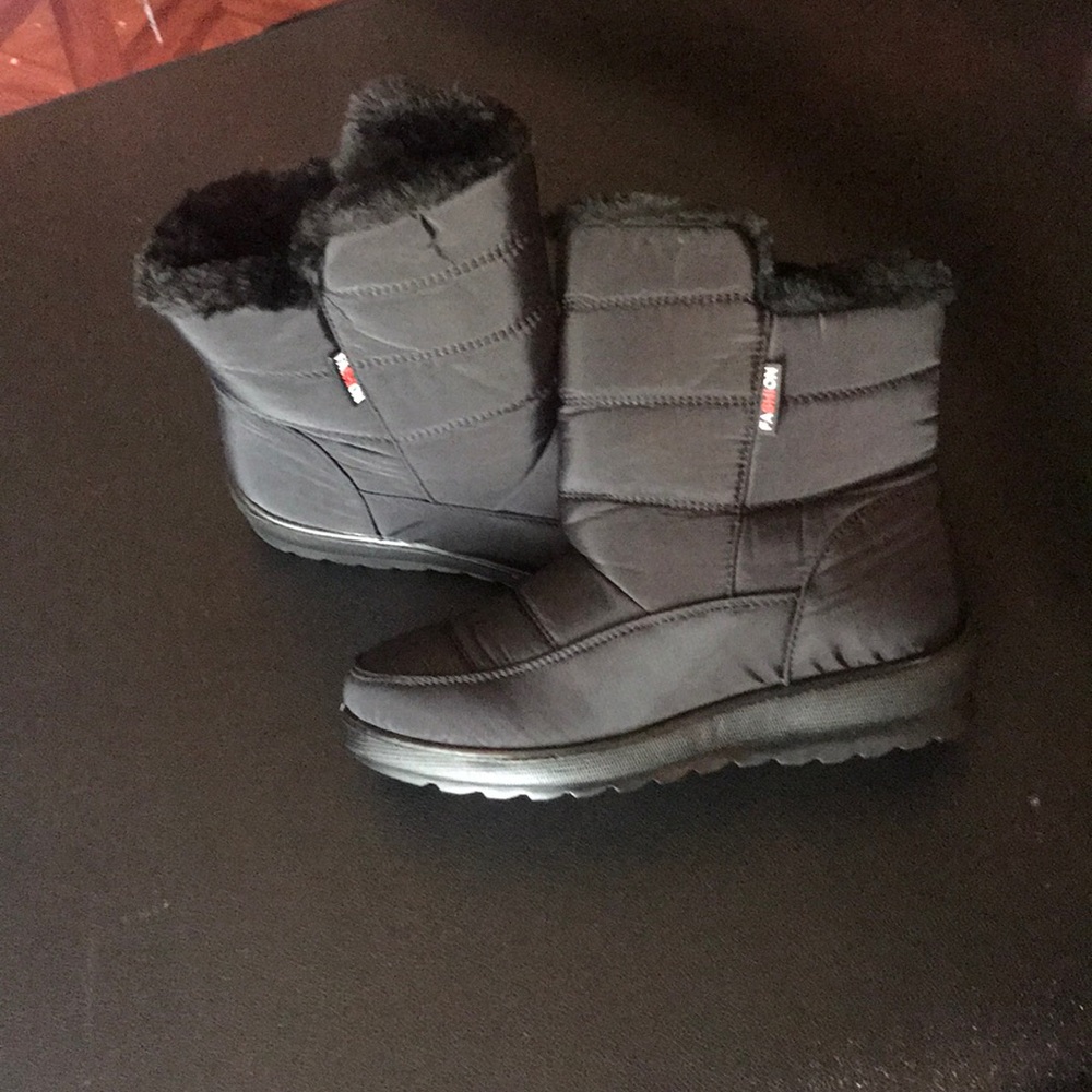 Snow boots